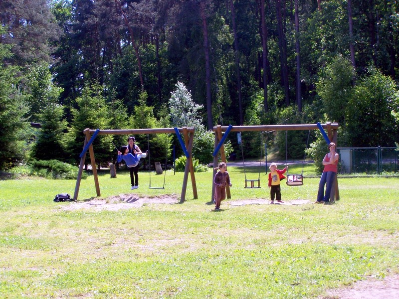 Plac zabaw, boiska albo rodzinna aktywność nad jeziorem.